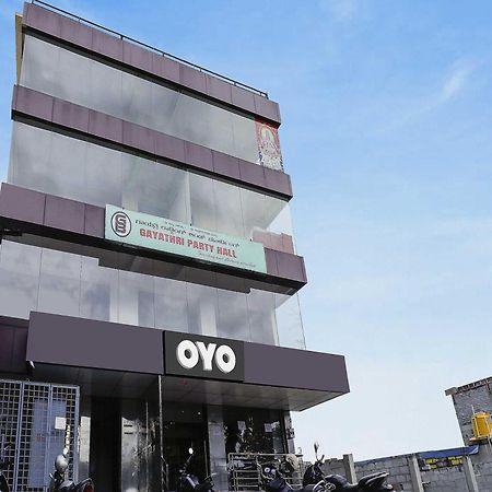 Oyo Flagship Gayathri Lodging & Boarding Hotel Bangalore Exterior foto