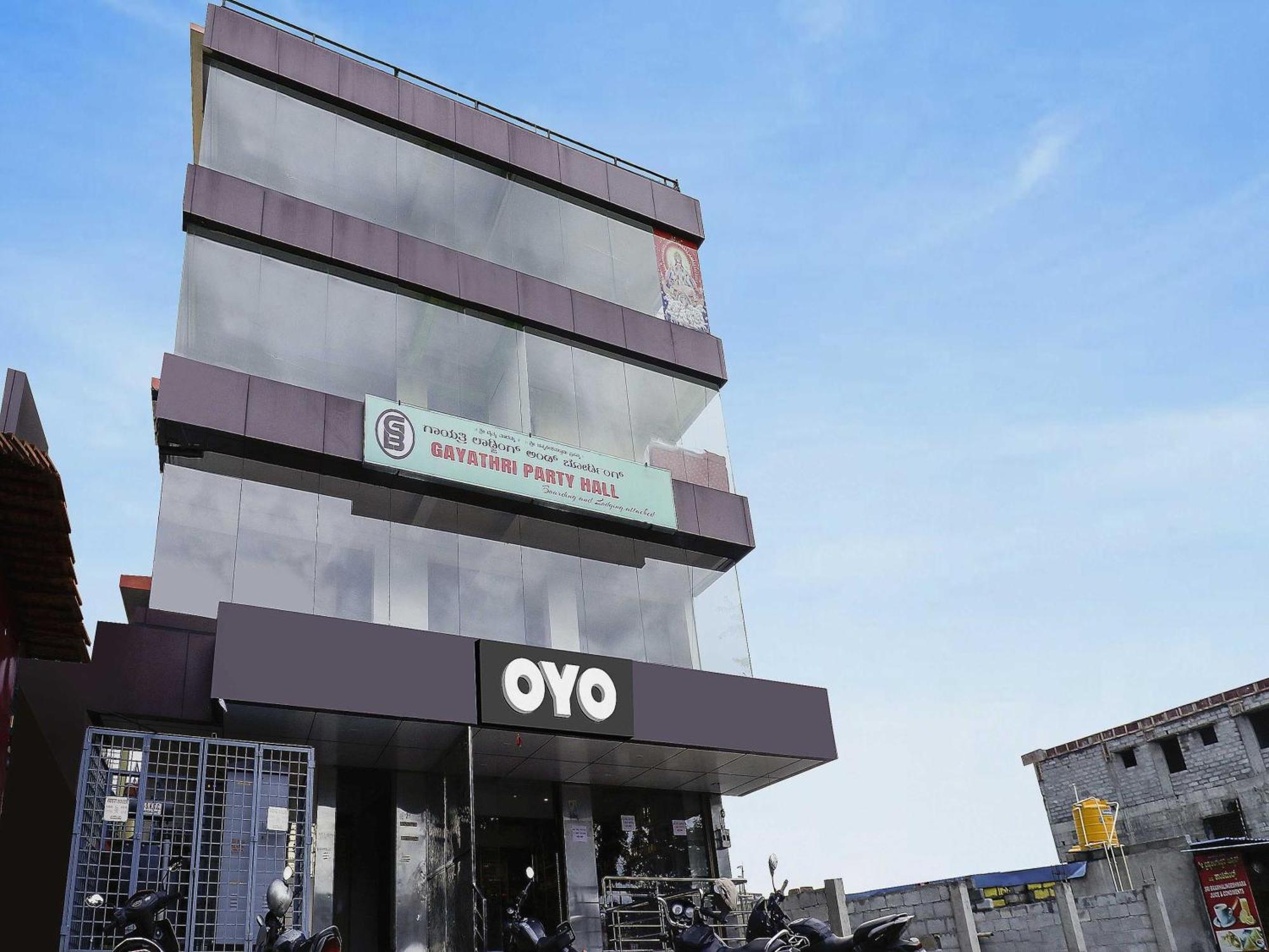 Oyo Flagship Gayathri Lodging & Boarding Hotel Bangalore Exterior foto