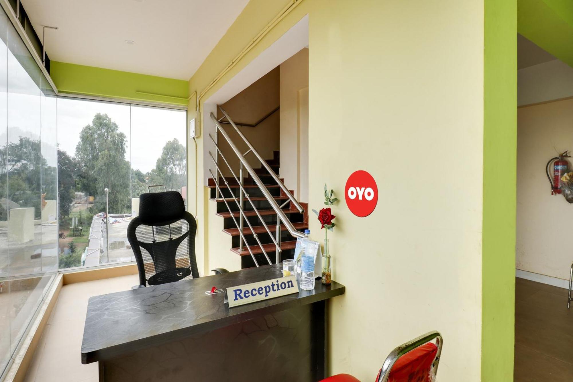 Oyo Flagship Gayathri Lodging & Boarding Hotel Bangalore Exterior foto