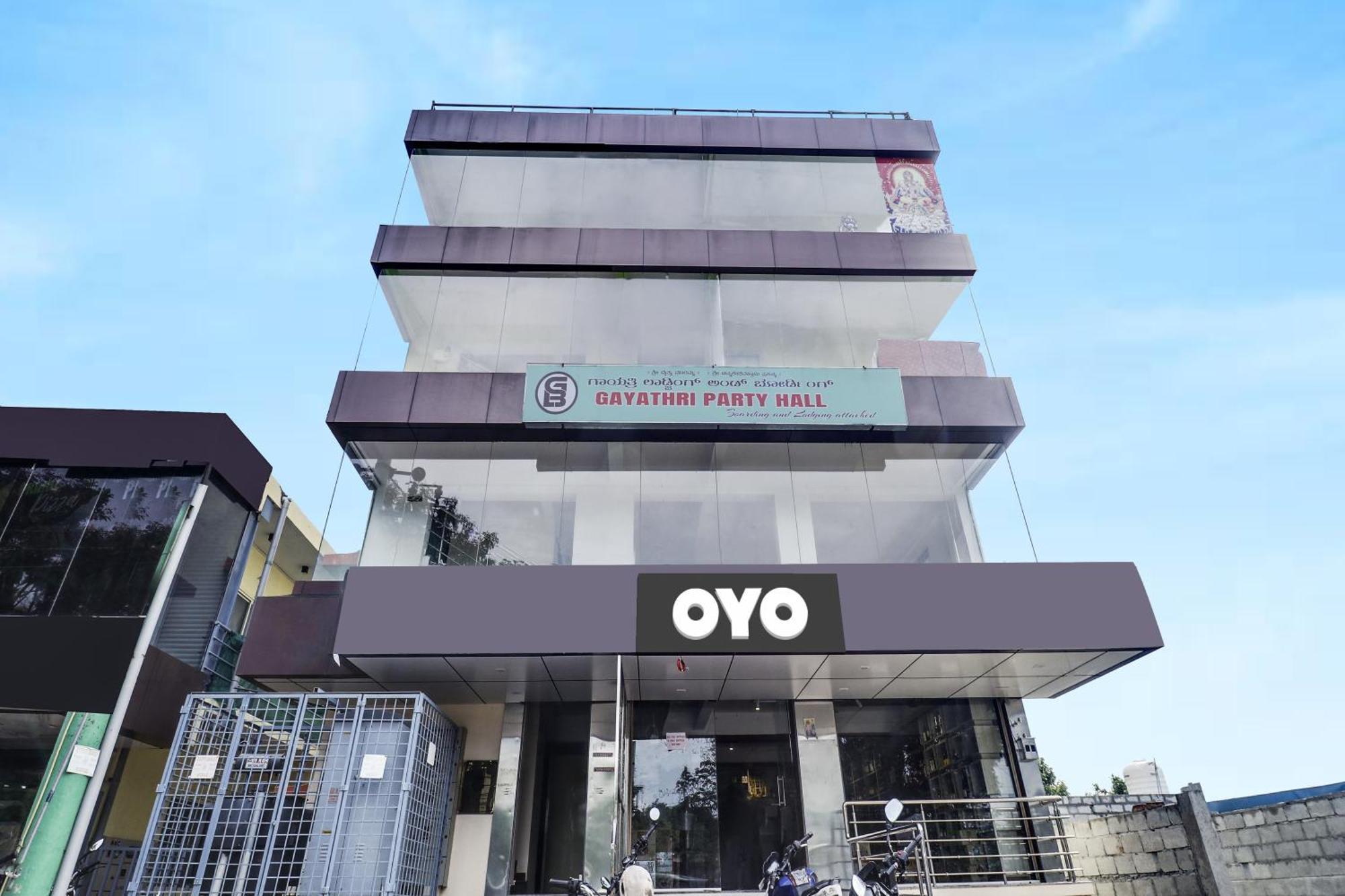 Oyo Flagship Gayathri Lodging & Boarding Hotel Bangalore Exterior foto