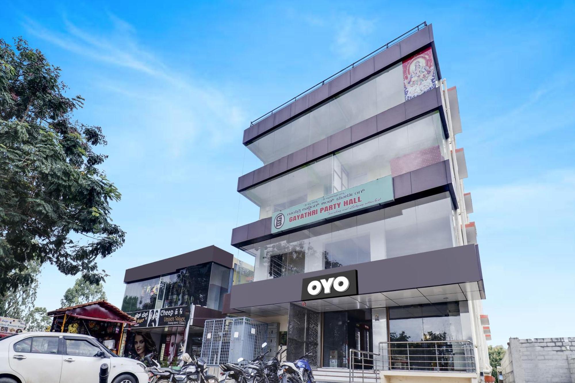 Oyo Flagship Gayathri Lodging & Boarding Hotel Bangalore Exterior foto