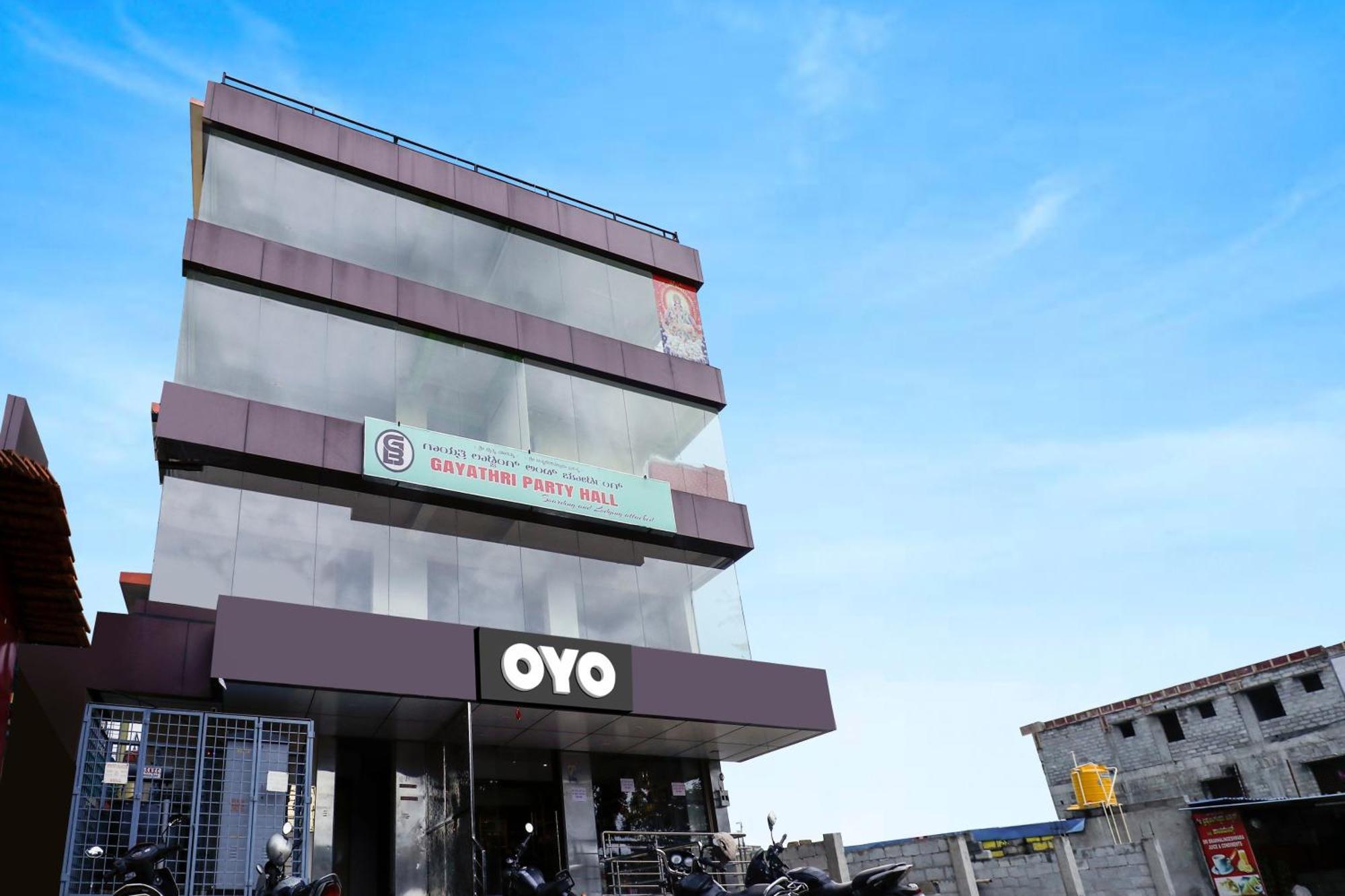 Oyo Flagship Gayathri Lodging & Boarding Hotel Bangalore Exterior foto